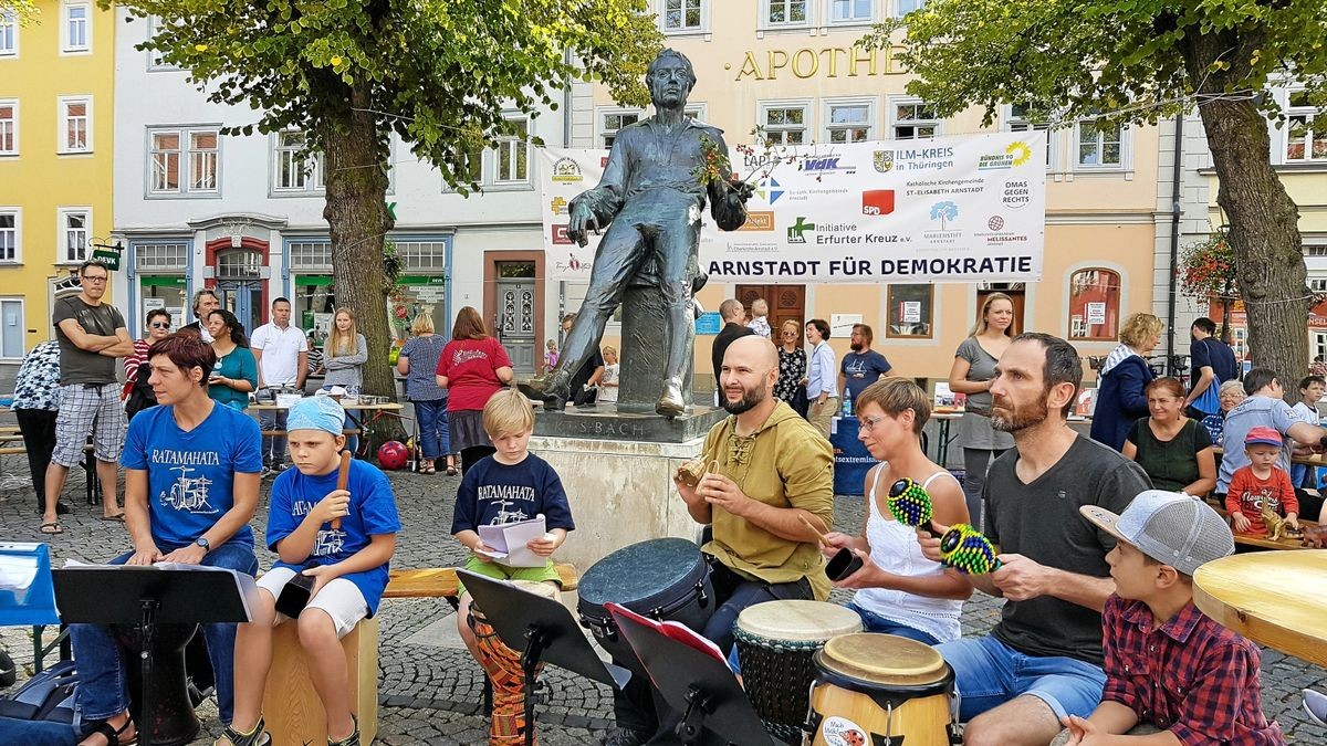 Die Percussion-Gruppen Schlagabtausch und Ratamahata der Musikschule trommelten beim zweiten Dinner für Demokratie.