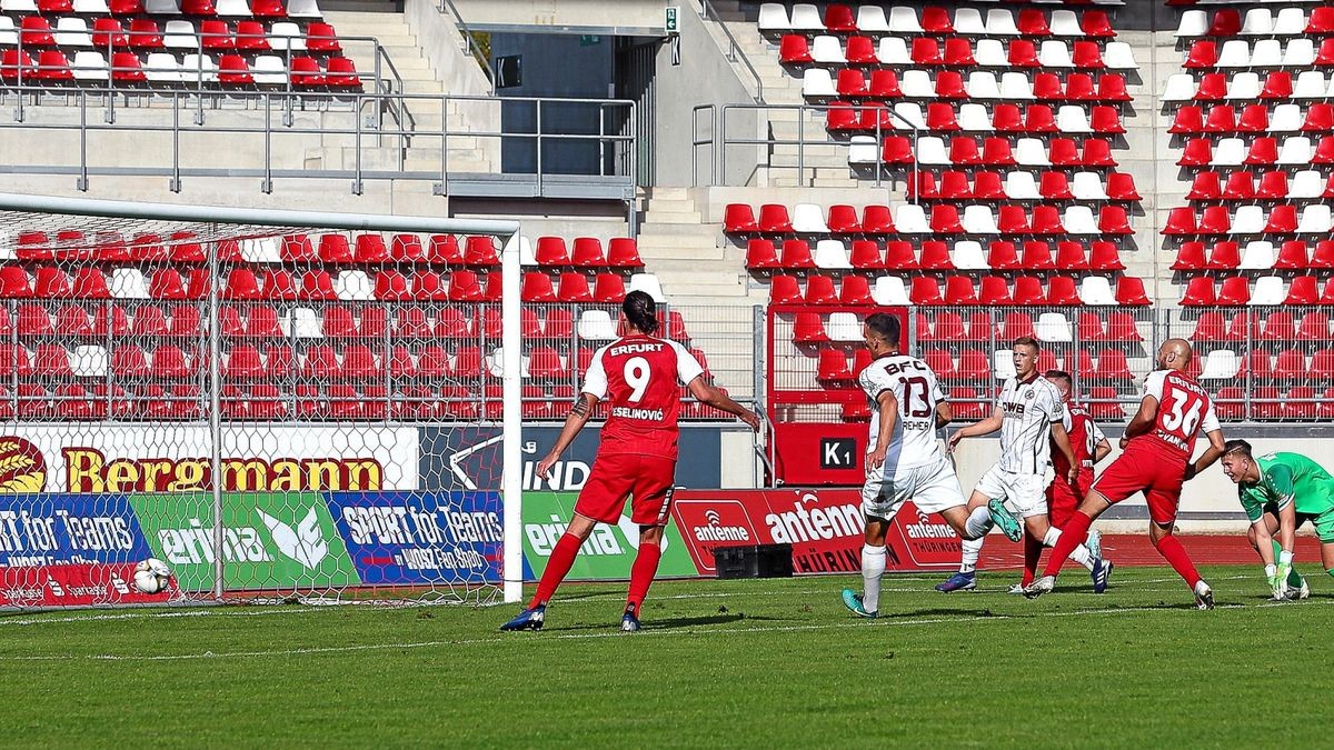 Der FC Rot-Weiß Erfurt hat am Sonntag sein Heimspiel in der Regionalliga gegen den BFC Dynamo Berlin mit 2:1 gewonnen.