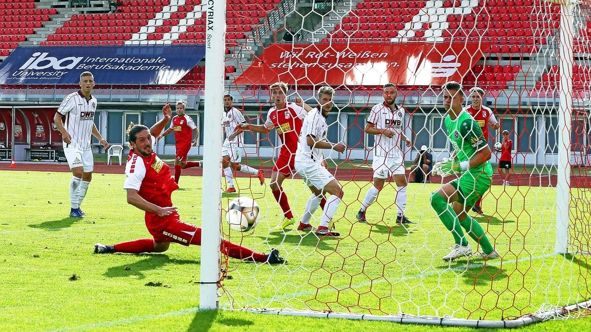 Ausgleich: Erfurts Sinisa Veselinovic lenkt nach einer Ecke den Ball zum zwischenzeitlichen 1:1 ins Berliner Netz.