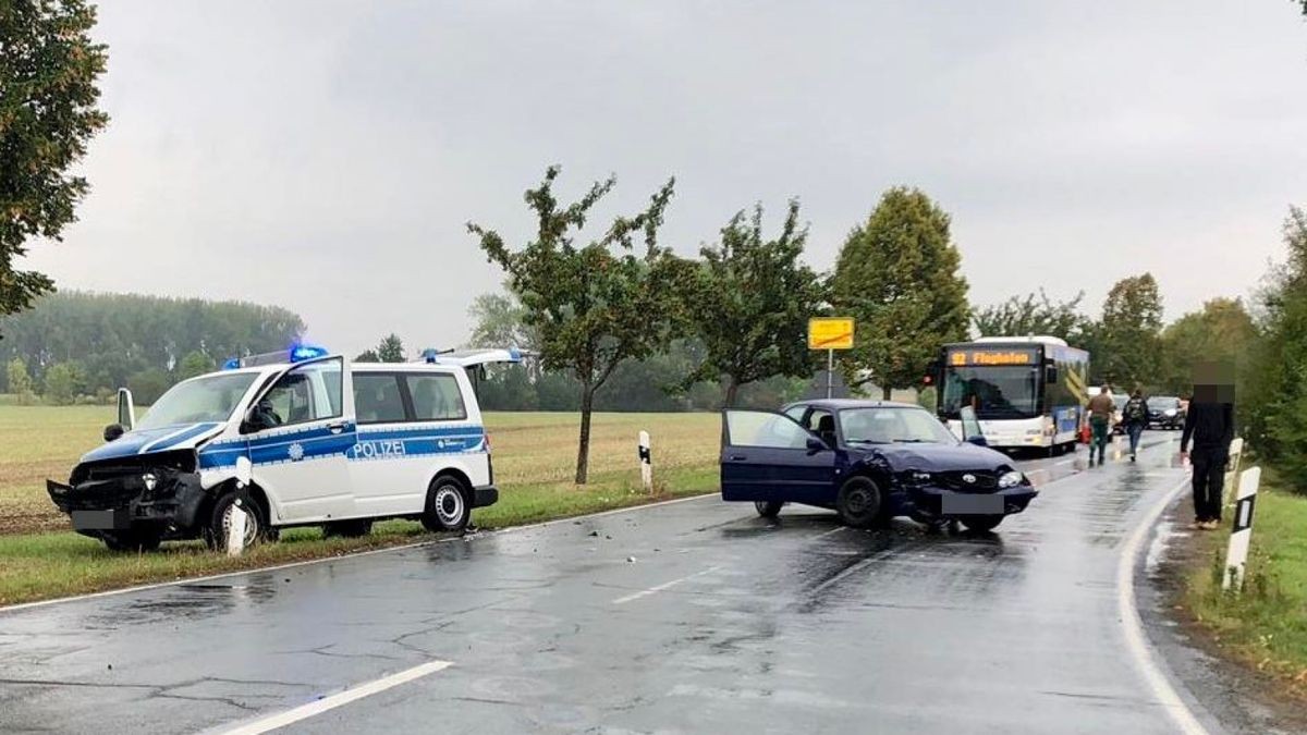 In Erfurt ist es nahe dem Flughafen zu einem schweren Unfall gekommen. Eine Frau und zwei Polizisten wurden teils schwer verletzt.