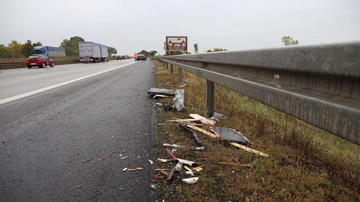 Bei einem Verkehrsunfall auf der A4 zwischen Gotha-Boxberg und Gotha ist ein BMW auf ein Wohnmobil aufgefahren. Die Fahrzeugteile verteilten sich auf der Fahrbahn. Die Strecke musste zum Teil gesperrt werden.