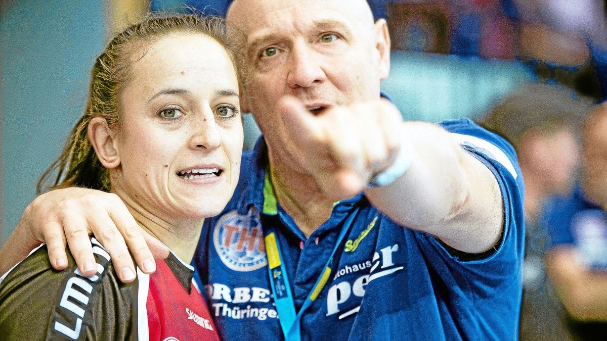 Trainer Herbert Müller ernannte Kerstin Wohlbold zur ersten Ehrenspielführerin des Thüringer HC.