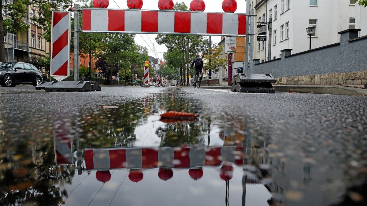 In der Arnstädter Straße wird derzeit ein Radweg gebaut.