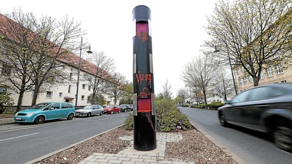 Mehrere Radarmessgeräte in Erfurt sind in der Nacht zum Dienstag unter anderem mit rosa Farbe besprüht worden.