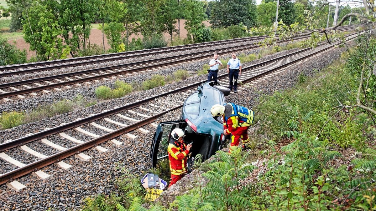 Ein Autofahrer kam dabei nach ersten Angaben der Polizei zuerst rechts von der Straße ab und fuhr dann links einen Abhang mehrere Meter tief hinab.