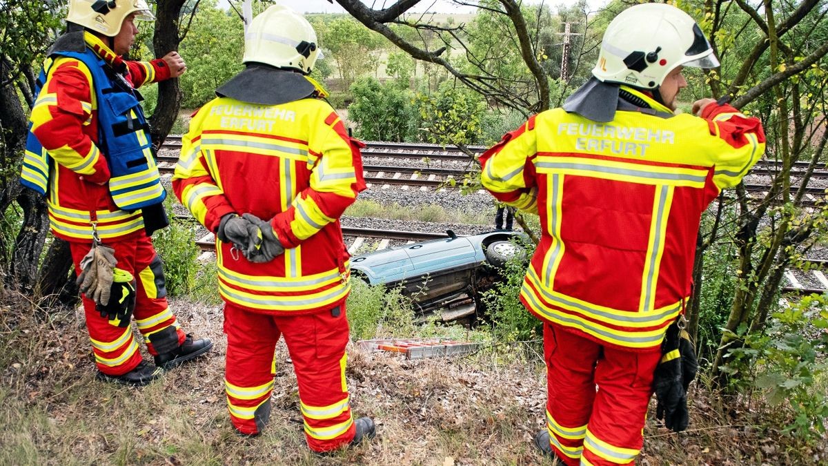 Am frühen Dienstagabend gab es einen Unfall bei Erfurt-Bischleben, bei dem ein Auto von der Straße abkam und an den Schienen liegen blieb. Dort streifte ihn ein Zug.