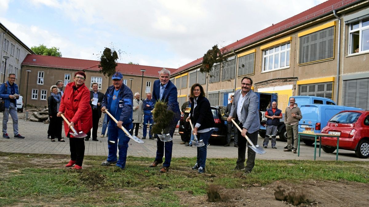 Bürgermeisterin Anke Hofmann-Domke, Polier Detlef Schuchardt von der Baufirma aus Umpferstedt, Oberbürgermeister Andreas Bausewein, Bundestagsabgeordnete Antje Tillmann und Schulleiter Mario Hausschild 