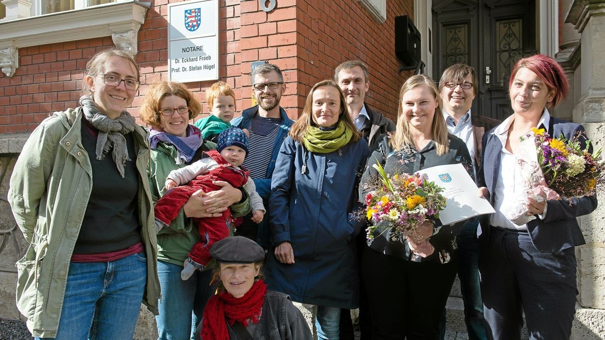 Verkauf Alte Feuerwache Weimar: v.l. Florence von der Weth, Jonte Hömig, Katja Weber, Jonas Janssen, Anne Lippmann, Christian Meyer, Christiane Werth (Mitglieder der Bürgerinitiative), Sebastian Kirschner (Beratungsagentur Wohnprojektor), Susan Fröbe (Leiterin Abteilung Liegenschaften)