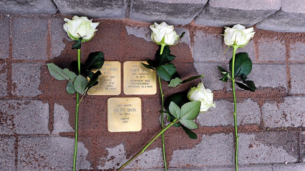 Neue Stolpersteine zum Gedenken an ehemalige jüdische Mitbürger wurden Donnerstag wieder in Arnstadt verlegt. In der Bahnhofstraße 34 wird an Familie Simon erinnert. Die Eltern wurden vor 77 Jahren nach Theresienstadt deportiert und ermordet, dem Sohn gelang die Flucht in die USA.