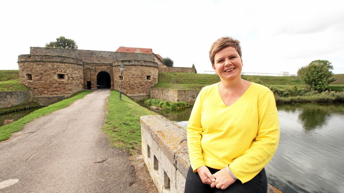 Silvana Schäffer (CDU) hat mehrere Lieblingsorte. Für das Foto wählte sie die Brücke vor der Heldrunger Wasserburg, mit der sie viele schöne Erinnerungen an die Schulzeit in Heldrungen verbindet.