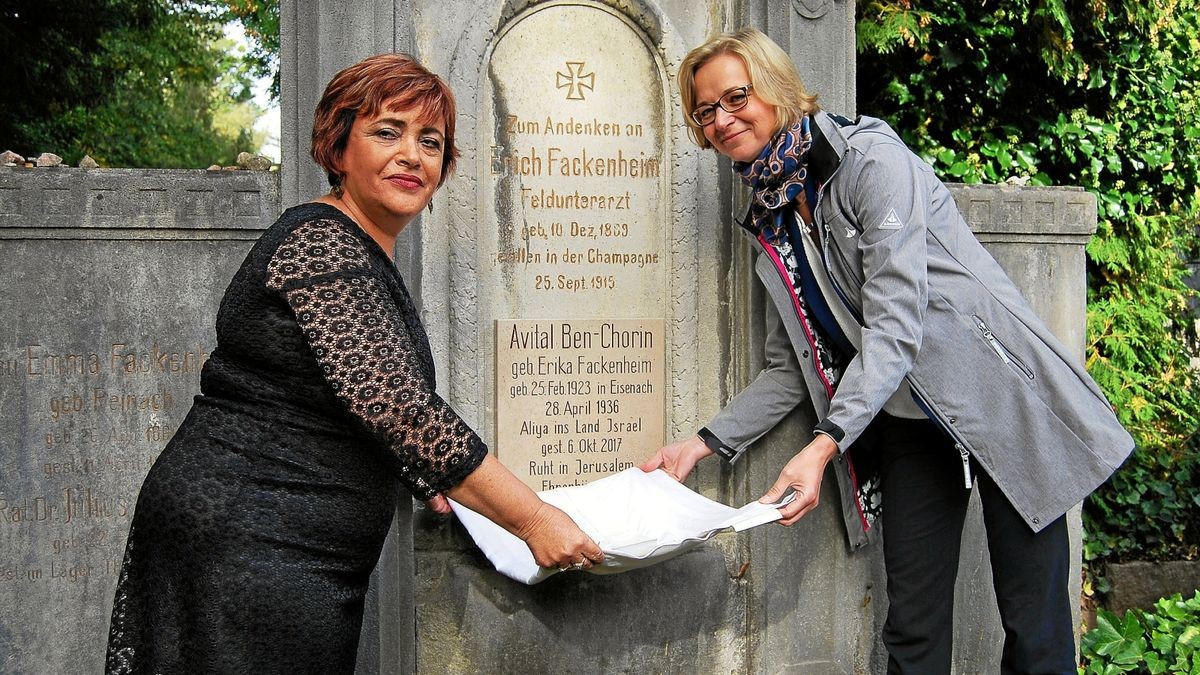 Ariela Kimchi (links) und Oberbürgermeisterin Katja Wolf nehmen das Tuch von der Gedenktafel für Avital Ben-Chorin.