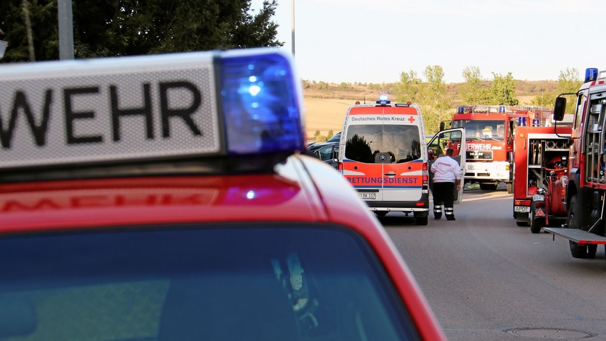 Am Ortsausgang von Reisdorf in Richtung Bad Sulza im Weimarer Land ist am Sonntag gegen 17.10 Uhr ein Wagen frontal in eine Garage gefahren und hat dabei eine Fußgängerin erfasst und tödlich verletzt.