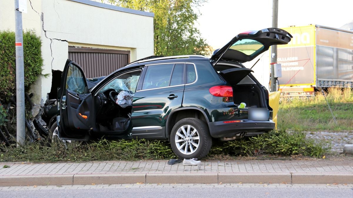 Die Ermittlungen zur Unfallursache dauern an. Ein Dekra-Gutachter unterstützt die Polizei bei ihren Ermittlungen zur genauen Unfallursache.