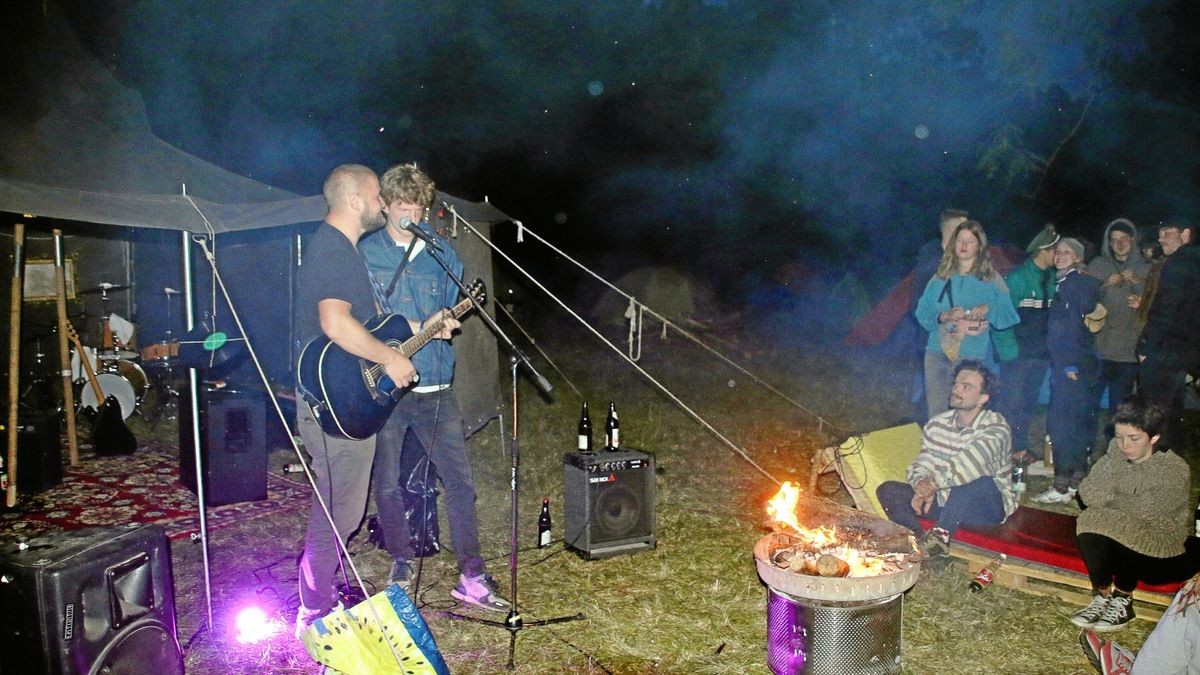 Rock und Punk am Lagerfeuer: Justus und Micha haben sich beim Elysion-Festival im Nessetal zum Duo gefunden. Mehr als 20 Formationen traten auf.