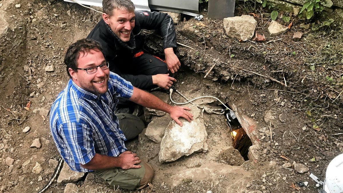 Eigentlich wollten Christoph Weidner (links) und Jan Bierwirth nur ein Loch für einen Blitzableiter auf dem Innenhof der Burg Gleichenstein graben, aber dann kam die Sensation: Sie fanden dabei durch einen verrückten Zufall den vergessenen Burgbrunnen aus dem 13. Jahrhundert.