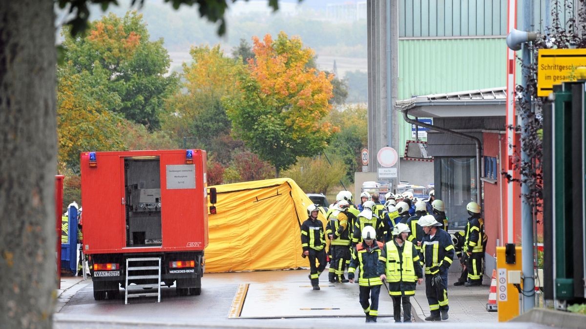 Feuerwehr und Rettungskräften an der Müllumladestation Großenlupnitz nach dem Verdacht auf radioaktive Strahlung in einer Schrottladung.