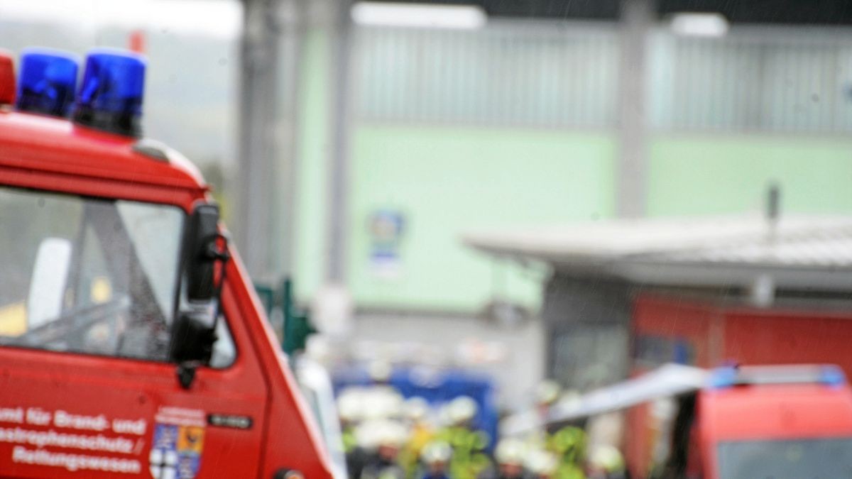 Großeinsatz von Feuerwehr und Rettungskräften an der Müllumladestation Großenlupnitz nach Verdacht auf radioaktive Strahlung in einer Schrottladung