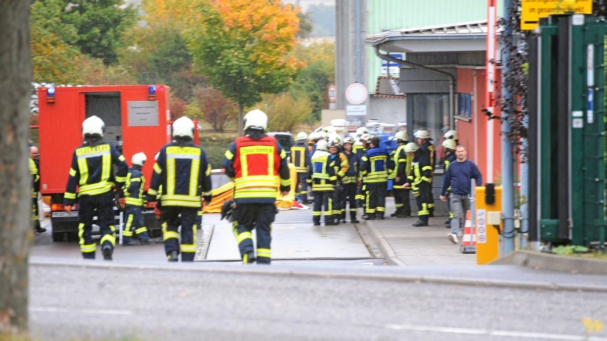 Großeinsatz von Feuerwehr und Rettungskräften an der Müllumladestation Großenlupnitz nach Verdacht auf radioaktive Strahlung in einer Schrottladung