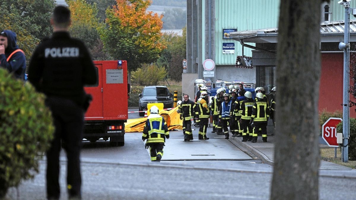 Großeinsatz von Feuerwehr und Rettungskräften an der Müllumladestation Großenlupnitz nach Verdacht auf radioaktive Strahlung in einer Schrottladung