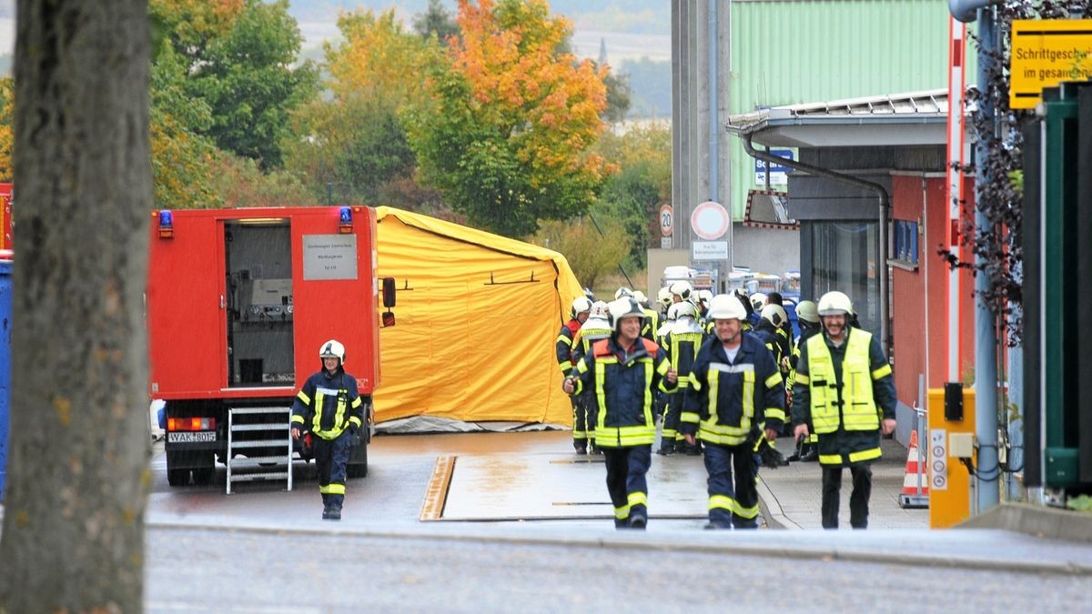 Großeinsatz von Feuerwehr und Rettungskräften an der Müllumladestation Großenlupnitz nach Verdacht auf radioaktive Strahlung in einer Schrottladung