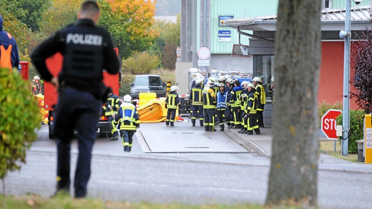 Großeinsatz von Feuerwehr und Rettungskräften an der Müllumladestation Großenlupnitz nach Verdacht auf radioaktive Strahlung in einer Schrottladung