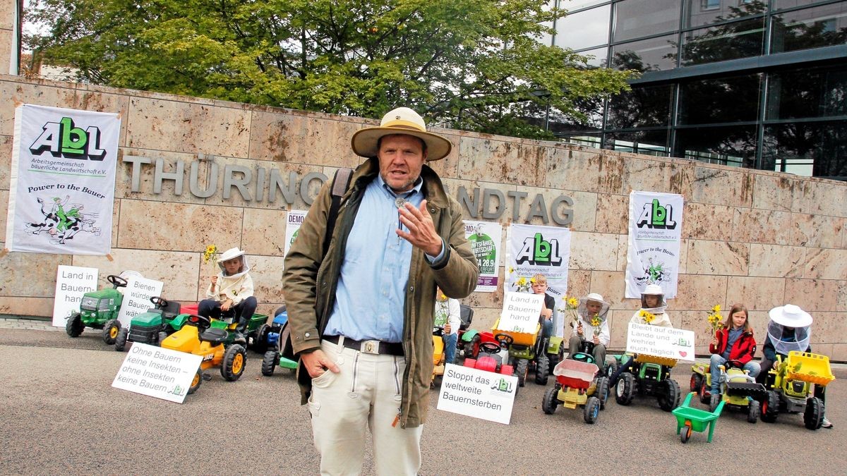 Die Arbeitgemeinschaft Bäuerliche Landwirtschaft (ABL) Mitteldeutschland hat am Mittwoch vor dem Thüringer Landtag ihren Forderungen an die Politik Nachdruck verliehen. Michael Grolm, ABL-Zuständiger für Thüringen, formulierte vor dem Landtag bei einer Kundgebung nach der Schaffung eines Existenzgründerprogramms für Landwirte und eines Weidemilchprogramms, 