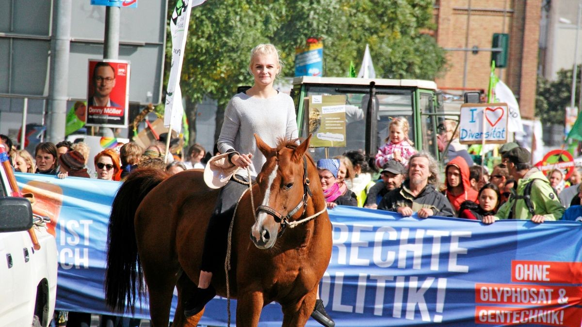 Die Arbeitsgemeinschaft Bäuerliche Landwirtschaft (ABL) hat gemeinsam mit dem Naturschutzbund Thüringen (NABU) und weiteren 18 Initiativen und Verbänden am Samstag, 28. September, in Erfurt für eine enkeltaugliche Landwirtschaft demonstriert - und dabei auch einen breiten Forderungskatalog aufgemacht, der vor allem auf die finanzielle Unterstützung für existenzgründende Jungbauern und gegen den Landverkauf an Großinvestoren zielt. Mit 50 Traktoren an der Spitze zog der Demozug vom Willy-Brand-Platz über den Juri-Gagarin-Ring durch die Neuwerkstraße zum Anger.