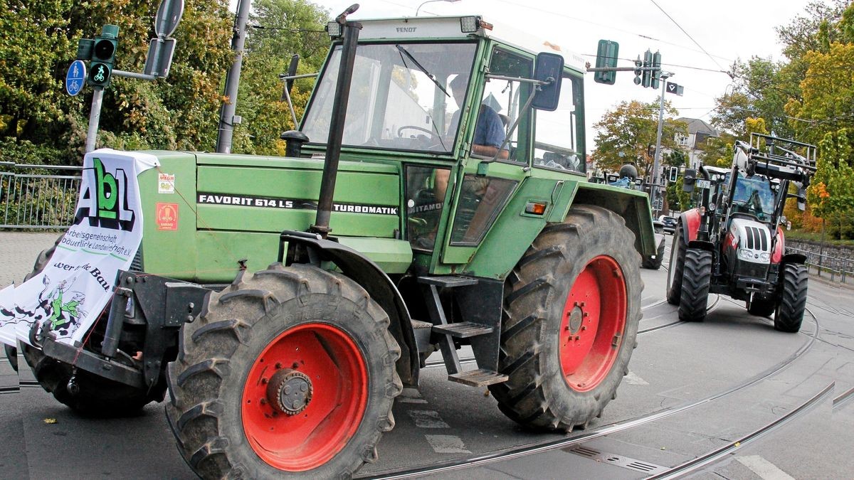 Die Arbeitsgemeinschaft Bäuerliche Landwirtschaft (ABL) hat gemeinsam mit dem Naturschutzbund Thüringen (NABU) und weiteren 18 Initiativen und Verbänden am Samstag, 28. September, in Erfurt für eine enkeltaugliche Landwirtschaft demonstriert - und dabei auch einen breiten Forderungskatalog aufgemacht, der vor allem auf die finanzielle Unterstützung für existenzgründende Jungbauern und gegen den Landverkauf an Großinvestoren zielt. Mit 50 Traktoren an der Spitze zog der Demozug vom Willy-Brand-Platz über den Juri-Gagarin-Ring durch die Neuwerkstraße zum Anger.