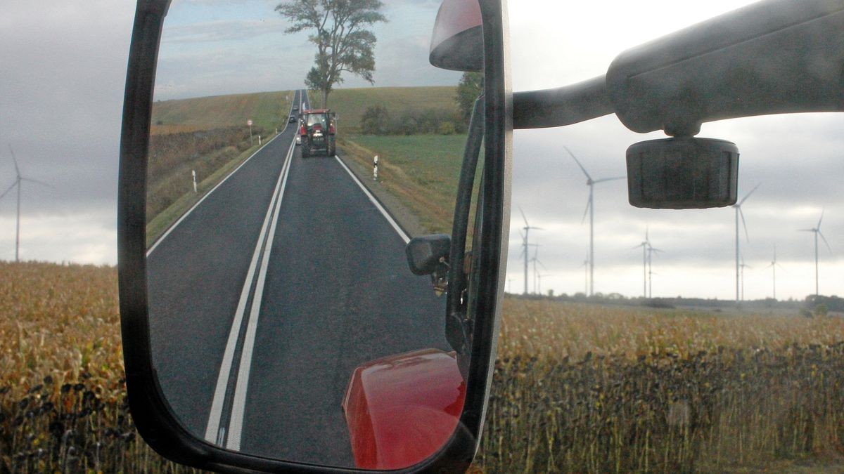 Die Arbeitsgemeinschaft Bäuerliche Landwirtschaft (ABL) hat gemeinsam mit dem Naturschutzbund Thüringen (NABU) und weiteren 18 Initiativen und Verbänden am Samstag, 28. September, in Erfurt für eine enkeltaugliche Landwirtschaft demonstriert - und dabei auch einen breiten Forderungskatalog aufgemacht, der vor allem auf die finanzielle Unterstützung für existenzgründende Jungbauern und gegen den Landverkauf an Großinvestoren zielt. Mit 50 Traktoren an der Spitze zog der Demozug vom Willy-Brand-Platz über den Juri-Gagarin-Ring durch die Neuwerkstraße zum Anger.