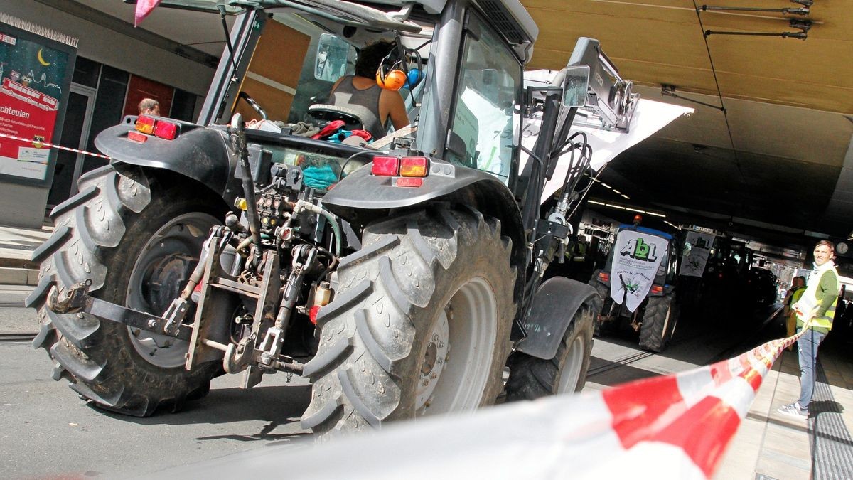 Die Arbeitsgemeinschaft Bäuerliche Landwirtschaft (ABL) hat gemeinsam mit dem Naturschutzbund Thüringen (NABU) und weiteren 18 Initiativen und Verbänden am Samstag, 28. September, in Erfurt für eine enkeltaugliche Landwirtschaft demonstriert - und dabei auch einen breiten Forderungskatalog aufgemacht, der vor allem auf die finanzielle Unterstützung für existenzgründende Jungbauern und gegen den Landverkauf an Großinvestoren zielt. Mit 50 Traktoren an der Spitze zog der Demozug vom Willy-Brand-Platz über den Juri-Gagarin-Ring durch die Neuwerkstraße zum Anger.