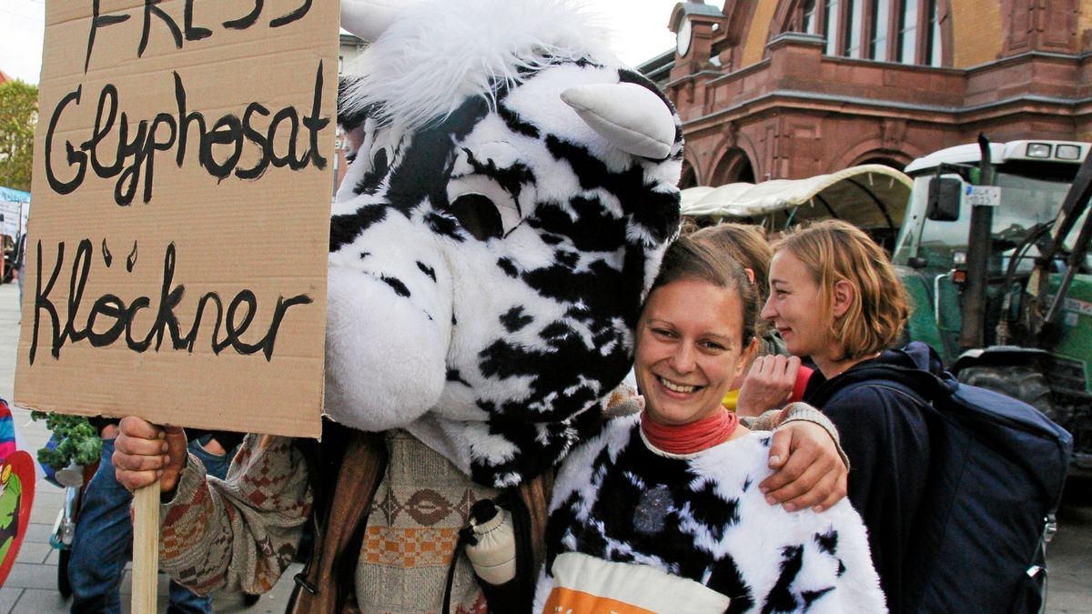 Die Arbeitsgemeinschaft Bäuerliche Landwirtschaft (ABL) hat gemeinsam mit dem Naturschutzbund Thüringen (NABU) und weiteren 18 Initiativen und Verbänden am Samstag, 28. September, in Erfurt für eine enkeltaugliche Landwirtschaft demonstriert - und dabei auch einen breiten Forderungskatalog aufgemacht, der vor allem auf die finanzielle Unterstützung für existenzgründende Jungbauern und gegen den Landverkauf an Großinvestoren zielt. Mit 50 Traktoren an der Spitze zog der Demozug vom Willy-Brand-Platz über den Juri-Gagarin-Ring durch die Neuwerkstraße zum Anger.