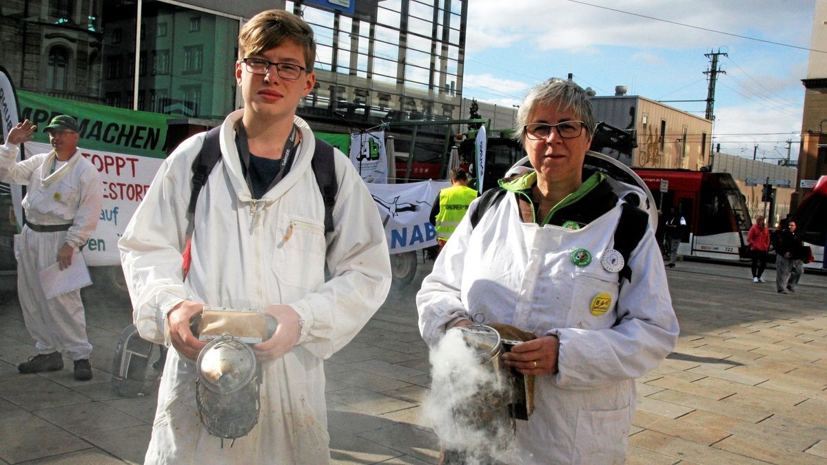 Die Arbeitsgemeinschaft Bäuerliche Landwirtschaft (ABL) hat gemeinsam mit dem Naturschutzbund Thüringen (NABU) und weiteren 18 Initiativen und Verbänden am Samstag, 28. September, in Erfurt für eine enkeltaugliche Landwirtschaft demonstriert - und dabei auch einen breiten Forderungskatalog aufgemacht, der vor allem auf die finanzielle Unterstützung für existenzgründende Jungbauern und gegen den Landverkauf an Großinvestoren zielt. Mit 50 Traktoren an der Spitze zog der Demozug vom Willy-Brand-Platz über den Juri-Gagarin-Ring durch die Neuwerkstraße zum Anger. Sie machten auf die Probleme der Imker aufmerksam: Annette Seehaus-Arnold, Vizepräsidentin des Deutschen Berufs- und Erwerbsimker Bund, kam eigens aus Bayern angereist und Roland Kremerskothen aus Caaschwitz.