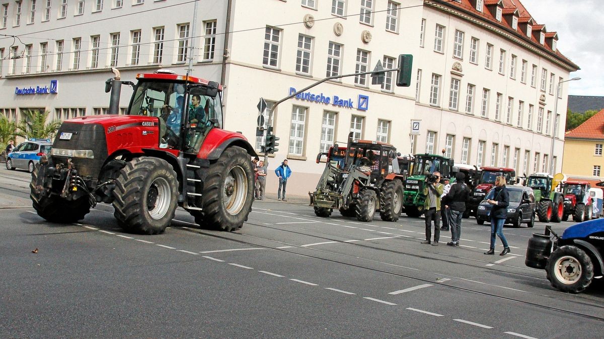 Die Arbeitsgemeinschaft Bäuerliche Landwirtschaft (ABL) hat gemeinsam mit dem Naturschutzbund Thüringen (NABU) und weiteren 18 Initiativen und Verbänden am Samstag, 28. September, in Erfurt für eine enkeltaugliche Landwirtschaft demonstriert - und dabei auch einen breiten Forderungskatalog aufgemacht, der vor allem auf die finanzielle Unterstützung für existenzgründende Jungbauern und gegen den Landverkauf an Großinvestoren zielt. Mit 50 Traktoren an der Spitze zog der Demozug vom Willy-Brand-Platz über den Juri-Gagarin-Ring durch die Neuwerkstraße zum Anger.