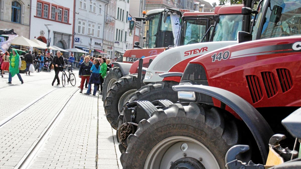 Die Arbeitsgemeinschaft Bäuerliche Landwirtschaft (ABL) hat gemeinsam mit dem Naturschutzbund Thüringen (NABU) und weiteren 18 Initiativen und Verbänden am Samstag, 28. September, in Erfurt für eine enkeltaugliche Landwirtschaft demonstriert - und dabei auch einen breiten Forderungskatalog aufgemacht, der vor allem auf die finanzielle Unterstützung für existenzgründende Jungbauern und gegen den Landverkauf an Großinvestoren zielt. Mit 50 Traktoren an der Spitze zog der Demozug vom Willy-Brand-Platz über den Juri-Gagarin-Ring durch die Neuwerkstraße zum Anger.