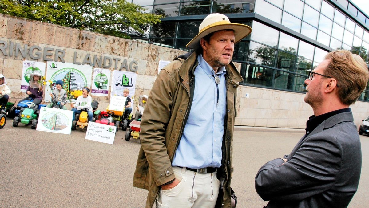 Die Arbeitgemeinschaft Bäuerliche Landwirtschaft (ABL) Mitteldeutschland hat am Mittwoch vor dem Thüringer Landtag ihren Forderungen an die Politik Nachdruck verliehen. Michael Grolm, ABL-Zuständiger für Thüringen, formulierte vor dem Landtag bei einer Kundgebung nach der Schaffung eines Existenzgründerprogramms für Landwirte und eines Weidemilchprogramms, 