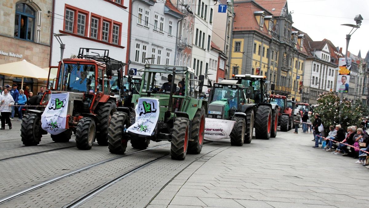 Die Arbeitsgemeinschaft Bäuerliche Landwirtschaft (ABL) hat gemeinsam mit dem Naturschutzbund Thüringen (NABU) und weiteren 18 Initiativen und Verbänden am Samstag, 28. September, in Erfurt für eine enkeltaugliche Landwirtschaft demonstriert - und dabei auch einen breiten Forderungskatalog aufgemacht, der vor allem auf die finanzielle Unterstützung für existenzgründende Jungbauern und gegen den Landverkauf an Großinvestoren zielt. Mit 50 Traktoren an der Spitze zog der Demozug vom Willy-Brand-Platz über den Juri-Gagarin-Ring durch die Neuwerkstraße zum Anger.