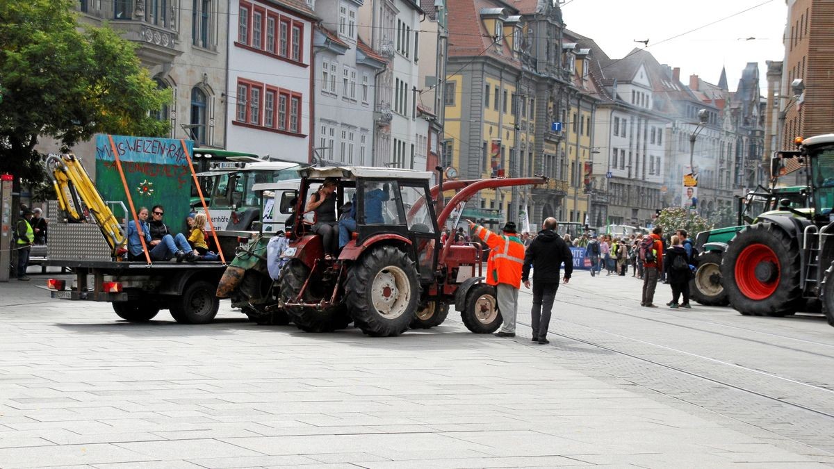 Die Arbeitsgemeinschaft Bäuerliche Landwirtschaft (ABL) hat gemeinsam mit dem Naturschutzbund Thüringen (NABU) und weiteren 18 Initiativen und Verbänden am Samstag, 28. September, in Erfurt für eine enkeltaugliche Landwirtschaft demonstriert - und dabei auch einen breiten Forderungskatalog aufgemacht, der vor allem auf die finanzielle Unterstützung für existenzgründende Jungbauern und gegen den Landverkauf an Großinvestoren zielt. Mit 50 Traktoren an der Spitze zog der Demozug vom Willy-Brand-Platz über den Juri-Gagarin-Ring durch die Neuwerkstraße zum Anger.