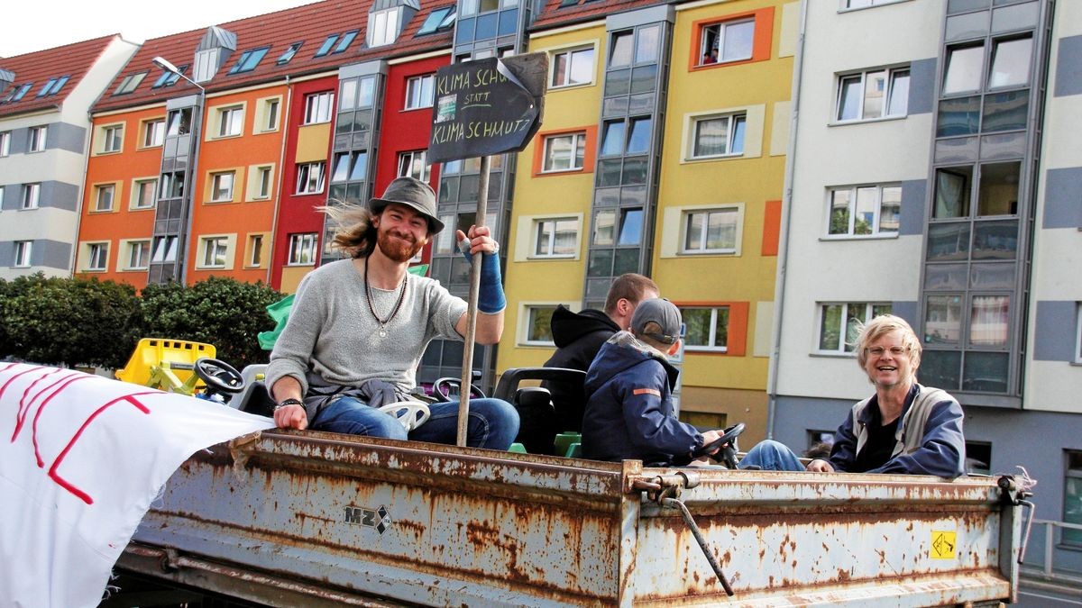 Die Arbeitsgemeinschaft Bäuerliche Landwirtschaft (ABL) hat gemeinsam mit dem Naturschutzbund Thüringen (NABU) und weiteren 18 Initiativen und Verbänden am Samstag, 28. September, in Erfurt für eine enkeltaugliche Landwirtschaft demonstriert - und dabei auch einen breiten Forderungskatalog aufgemacht, der vor allem auf die finanzielle Unterstützung für existenzgründende Jungbauern und gegen den Landverkauf an Großinvestoren zielt. Mit 50 Traktoren an der Spitze zog der Demozug vom Willy-Brand-Platz über den Juri-Gagarin-Ring durch die Neuwerkstraße zum Anger.