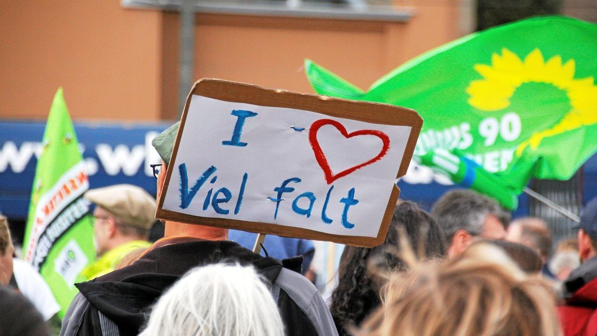 Die Arbeitsgemeinschaft Bäuerliche Landwirtschaft (ABL) hat gemeinsam mit dem Naturschutzbund Thüringen (NABU) und weiteren 18 Initiativen und Verbänden am Samstag, 28. September, in Erfurt für eine enkeltaugliche Landwirtschaft demonstriert - und dabei auch einen breiten Forderungskatalog aufgemacht, der vor allem auf die finanzielle Unterstützung für existenzgründende Jungbauern und gegen den Landverkauf an Großinvestoren zielt. Mit 50 Traktoren an der Spitze zog der Demozug vom Willy-Brand-Platz über den Juri-Gagarin-Ring durch die Neuwerkstraße zum Anger.