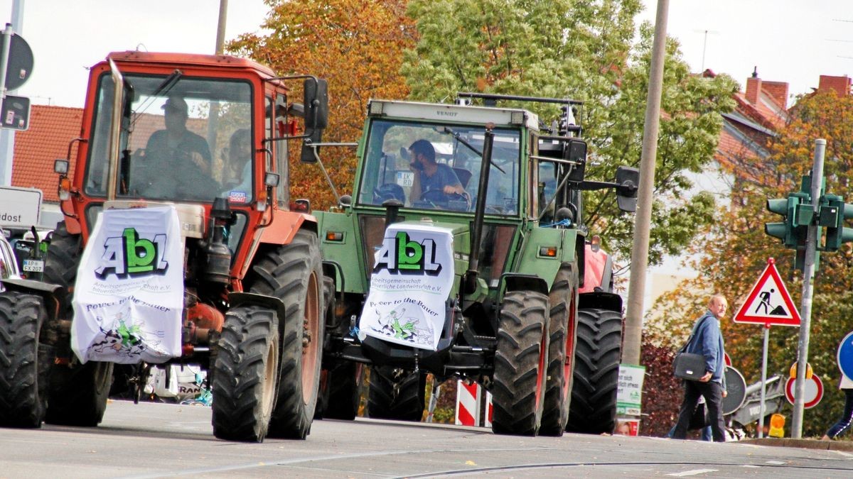 Die Arbeitsgemeinschaft Bäuerliche Landwirtschaft (ABL) hat gemeinsam mit dem Naturschutzbund Thüringen (NABU) und weiteren 18 Initiativen und Verbänden am Samstag, 28. September, in Erfurt für eine enkeltaugliche Landwirtschaft demonstriert - und dabei auch einen breiten Forderungskatalog aufgemacht, der vor allem auf die finanzielle Unterstützung für existenzgründende Jungbauern und gegen den Landverkauf an Großinvestoren zielt. Mit 50 Traktoren an der Spitze zog der Demozug vom Willy-Brand-Platz über den Juri-Gagarin-Ring durch die Neuwerkstraße zum Anger.