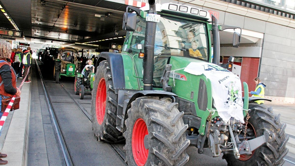 Die Arbeitsgemeinschaft Bäuerliche Landwirtschaft (ABL) hat gemeinsam mit dem Naturschutzbund Thüringen (NABU) und weiteren 18 Initiativen und Verbänden am Samstag, 28. September, in Erfurt für eine enkeltaugliche Landwirtschaft demonstriert - und dabei auch einen breiten Forderungskatalog aufgemacht, der vor allem auf die finanzielle Unterstützung für existenzgründende Jungbauern und gegen den Landverkauf an Großinvestoren zielt. Mit 50 Traktoren an der Spitze zog der Demozug vom Willy-Brand-Platz über den Juri-Gagarin-Ring durch die Neuwerkstraße zum Anger.