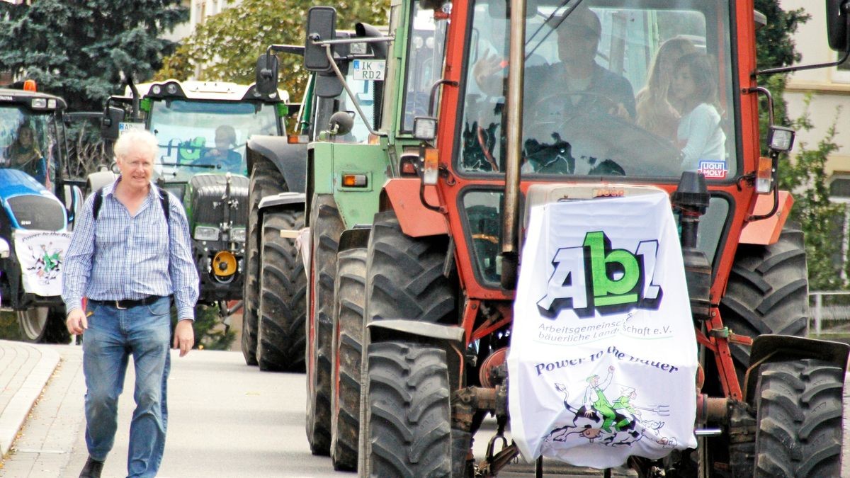 Die Arbeitsgemeinschaft Bäuerliche Landwirtschaft (ABL) hat gemeinsam mit dem Naturschutzbund Thüringen (NABU) und weiteren 18 Initiativen und Verbänden am Samstag, 28. September, in Erfurt für eine enkeltaugliche Landwirtschaft demonstriert - und dabei auch einen breiten Forderungskatalog aufgemacht, der vor allem auf die finanzielle Unterstützung für existenzgründende Jungbauern und gegen den Landverkauf an Großinvestoren zielt. Mit 50 Traktoren an der Spitze zog der Demozug vom Willy-Brand-Platz über den Juri-Gagarin-Ring durch die Neuwerkstraße zum Anger.