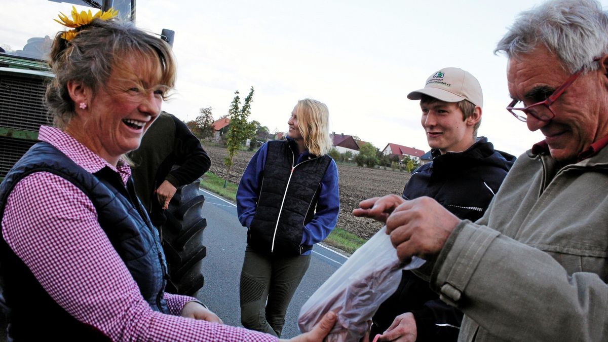 Die Arbeitsgemeinschaft Bäuerliche Landwirtschaft (ABL) hat gemeinsam mit dem Naturschutzbund Thüringen (NABU) und weiteren 18 Initiativen und Verbänden am Samstag, 28. September, in Erfurt für eine enkeltaugliche Landwirtschaft demonstriert - und dabei auch einen breiten Forderungskatalog aufgemacht, der vor allem auf die finanzielle Unterstützung für existenzgründende Jungbauern und gegen den Landverkauf an Großinvestoren zielt. Mit 50 Traktoren an der Spitze zog der Demozug vom Willy-Brand-Platz über den Juri-Gagarin-Ring durch die Neuwerkstraße zum Anger. Pause auf dem Weg nach Erfurt: Frühstück hatte Katja Meinberg aus Hohenstein für die Kolleginnen und Kollegen mitgebracht.