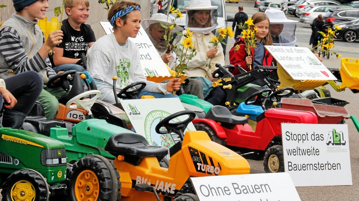 Die Arbeitgemeinschaft Bäuerliche Landwirtschaft (ABL) Mitteldeutschland hat am Mittwoch vor dem Thüringer Landtag ihren Forderungen an die Politik Nachdruck verliehen. Michael Grolm, ABL-Zuständiger für Thüringen, formulierte vor dem Landtag bei einer Kundgebung nach der Schaffung eines Existenzgründerprogramms für Landwirte und eines Weidemilchprogramms, 