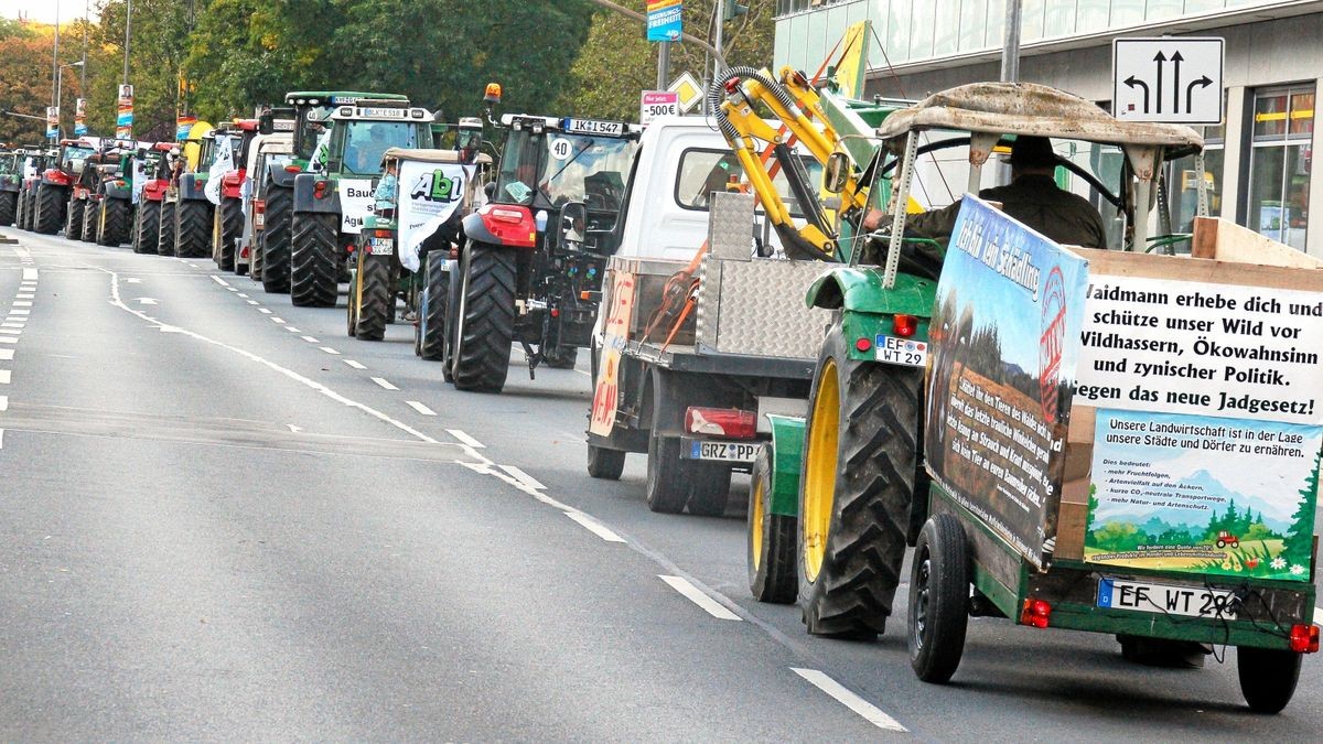 Die Arbeitsgemeinschaft Bäuerliche Landwirtschaft (ABL) hat gemeinsam mit dem Naturschutzbund Thüringen (NABU) und weiteren 18 Initiativen und Verbänden am Samstag, 28. September, in Erfurt für eine enkeltaugliche Landwirtschaft demonstriert - und dabei auch einen breiten Forderungskatalog aufgemacht, der vor allem auf die finanzielle Unterstützung für existenzgründende Jungbauern und gegen den Landverkauf an Großinvestoren zielt. Mit 50 Traktoren an der Spitze zog der Demozug vom Willy-Brand-Platz über den Juri-Gagarin-Ring durch die Neuwerkstraße zum Anger.