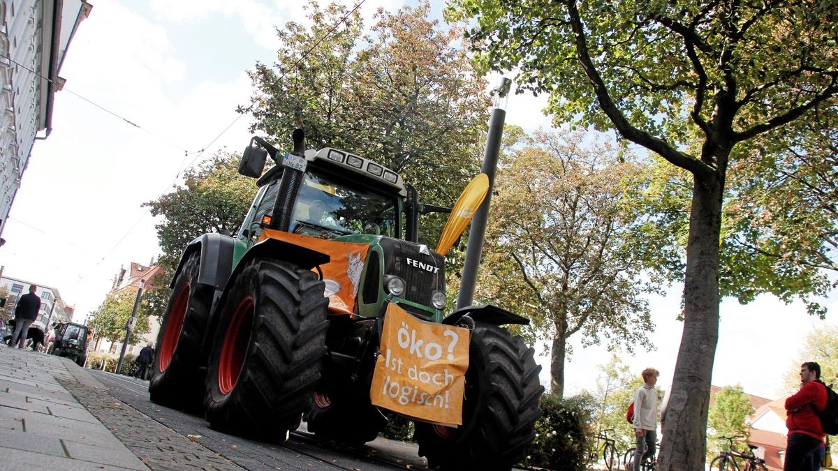 Die Arbeitsgemeinschaft Bäuerliche Landwirtschaft (ABL) hat gemeinsam mit dem Naturschutzbund Thüringen (NABU) und weiteren 18 Initiativen und Verbänden am Samstag, 28. September, in Erfurt für eine enkeltaugliche Landwirtschaft demonstriert - und dabei auch einen breiten Forderungskatalog aufgemacht, der vor allem auf die finanzielle Unterstützung für existenzgründende Jungbauern und gegen den Landverkauf an Großinvestoren zielt. Mit 50 Traktoren an der Spitze zog der Demozug vom Willy-Brand-Platz über den Juri-Gagarin-Ring durch die Neuwerkstraße zum Anger.