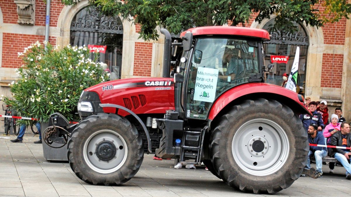 Die Arbeitsgemeinschaft Bäuerliche Landwirtschaft (ABL) hat gemeinsam mit dem Naturschutzbund Thüringen (NABU) und weiteren 18 Initiativen und Verbänden am Samstag, 28. September, in Erfurt für eine enkeltaugliche Landwirtschaft demonstriert - und dabei auch einen breiten Forderungskatalog aufgemacht, der vor allem auf die finanzielle Unterstützung für existenzgründende Jungbauern und gegen den Landverkauf an Großinvestoren zielt. Mit 50 Traktoren an der Spitze zog der Demozug vom Willy-Brand-Platz über den Juri-Gagarin-Ring durch die Neuwerkstraße zum Anger.