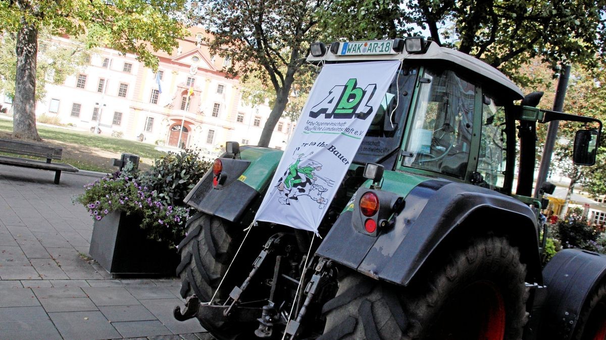 Die Arbeitsgemeinschaft Bäuerliche Landwirtschaft (ABL) hat gemeinsam mit dem Naturschutzbund Thüringen (NABU) und weiteren 18 Initiativen und Verbänden am Samstag, 28. September, in Erfurt für eine enkeltaugliche Landwirtschaft demonstriert - und dabei auch einen breiten Forderungskatalog aufgemacht, der vor allem auf die finanzielle Unterstützung für existenzgründende Jungbauern und gegen den Landverkauf an Großinvestoren zielt. Mit 50 Traktoren an der Spitze zog der Demozug vom Willy-Brand-Platz über den Juri-Gagarin-Ring durch die Neuwerkstraße zum Anger.