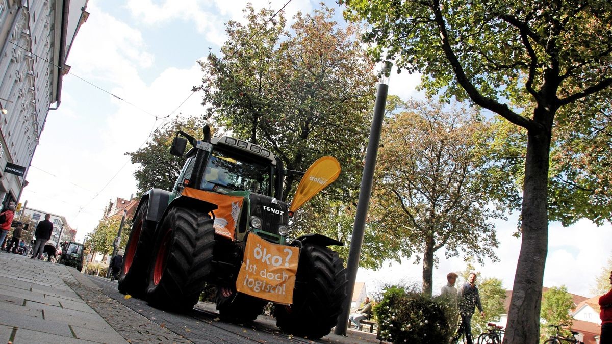 Die Arbeitsgemeinschaft Bäuerliche Landwirtschaft (ABL) hat gemeinsam mit dem Naturschutzbund Thüringen (NABU) und weiteren 18 Initiativen und Verbänden am Samstag, 28. September, in Erfurt für eine enkeltaugliche Landwirtschaft demonstriert - und dabei auch einen breiten Forderungskatalog aufgemacht, der vor allem auf die finanzielle Unterstützung für existenzgründende Jungbauern und gegen den Landverkauf an Großinvestoren zielt. Mit 50 Traktoren an der Spitze zog der Demozug vom Willy-Brand-Platz über den Juri-Gagarin-Ring durch die Neuwerkstraße zum Anger.