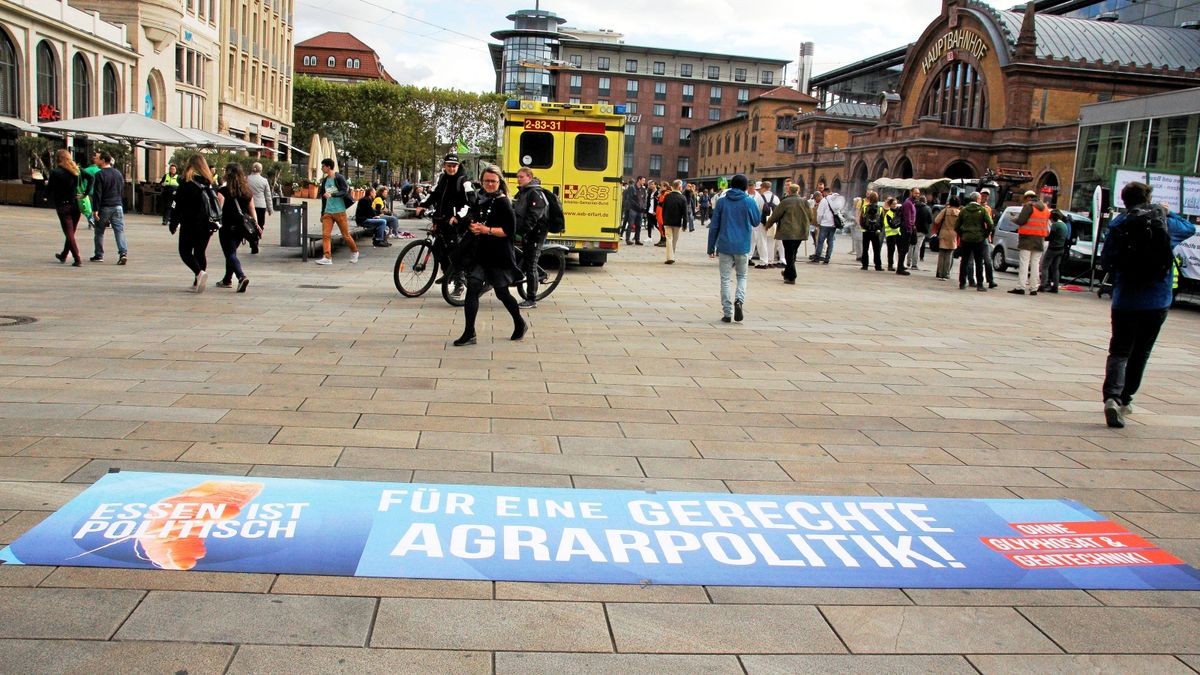 Die Arbeitsgemeinschaft Bäuerliche Landwirtschaft (ABL) hat gemeinsam mit dem Naturschutzbund Thüringen (NABU) und weiteren 18 Initiativen und Verbänden am Samstag, 28. September, in Erfurt für eine enkeltaugliche Landwirtschaft demonstriert - und dabei auch einen breiten Forderungskatalog aufgemacht, der vor allem auf die finanzielle Unterstützung für existenzgründende Jungbauern und gegen den Landverkauf an Großinvestoren zielt. Mit 50 Traktoren an der Spitze zog der Demozug vom Willy-Brand-Platz über den Juri-Gagarin-Ring durch die Neuwerkstraße zum Anger.